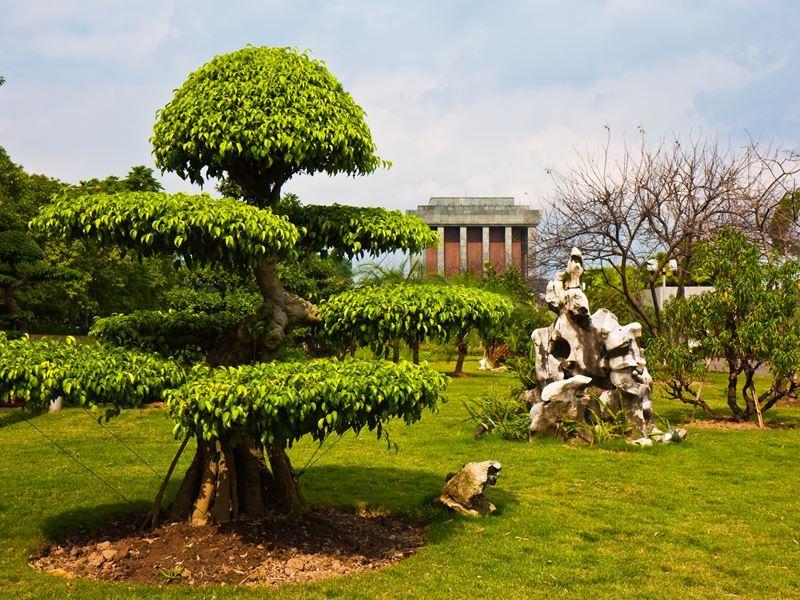 ho chi minh mausoleum park hanoi