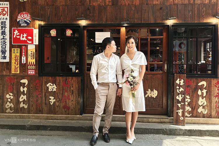 Vietnamese come to the enclave town to take wedding and regular photos during day time. Photo by VnExpress/Tam Linh.